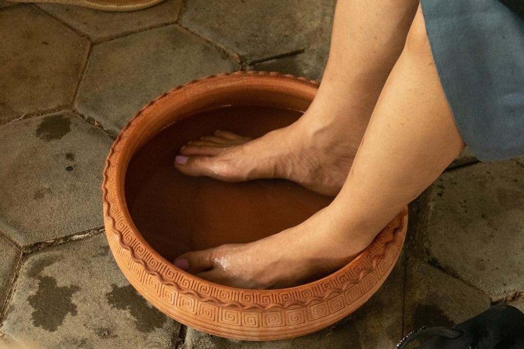 Home Remedies For Cracked Heels And Dry Feet