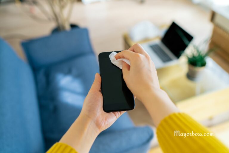 Disinfect Your Cell Phone: This Is How You Clean Your Smartphone Properly