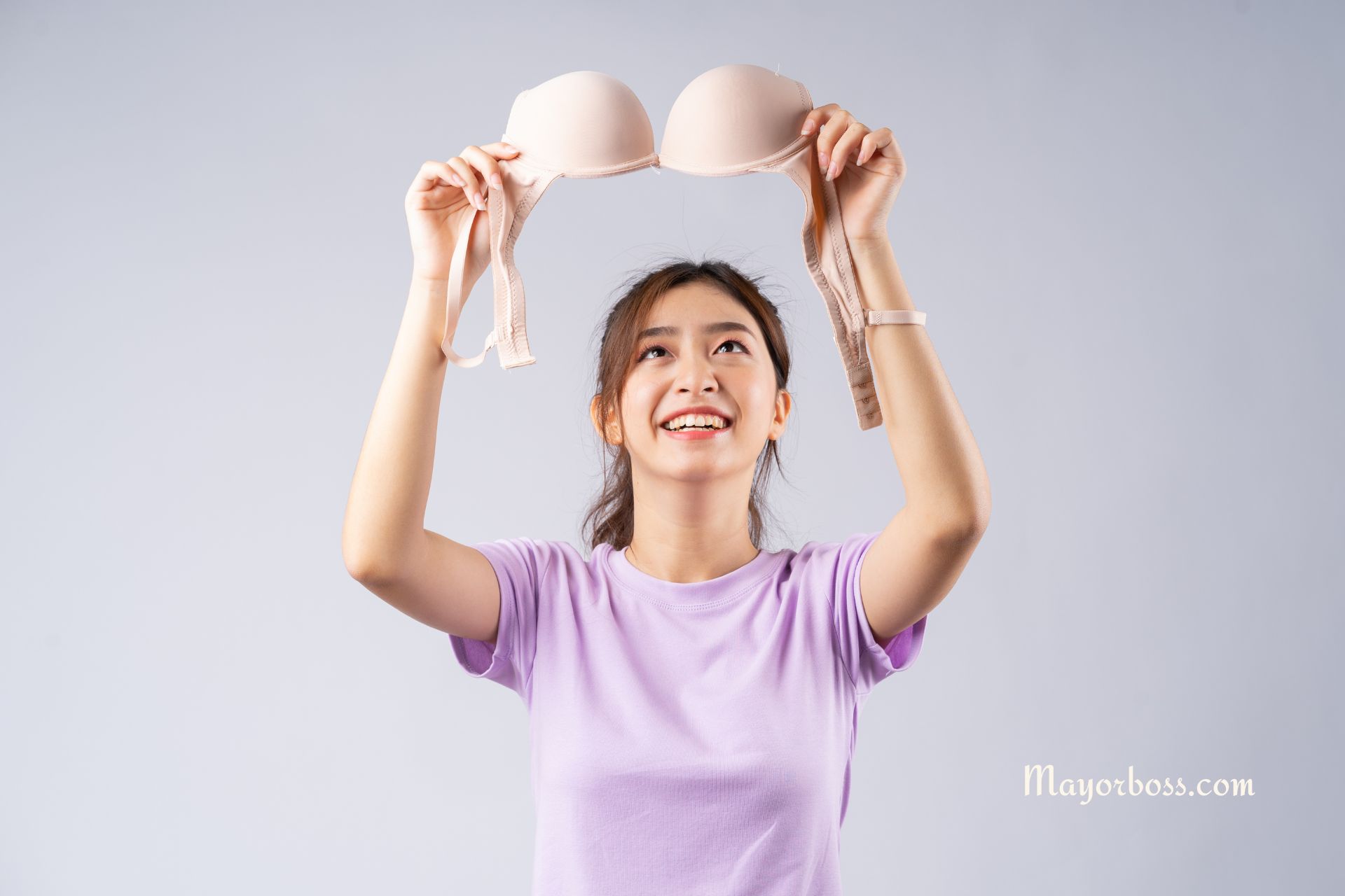 Without a Bra: 5 Reasons Why It’s Healthier to Go Without One