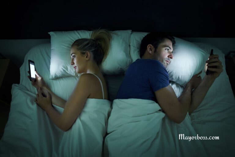 7 Signs Your Man Is Texting Another Woman