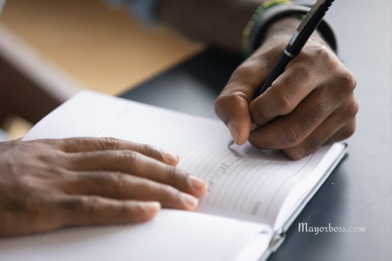 Left-handed People Are More Creative According to Science