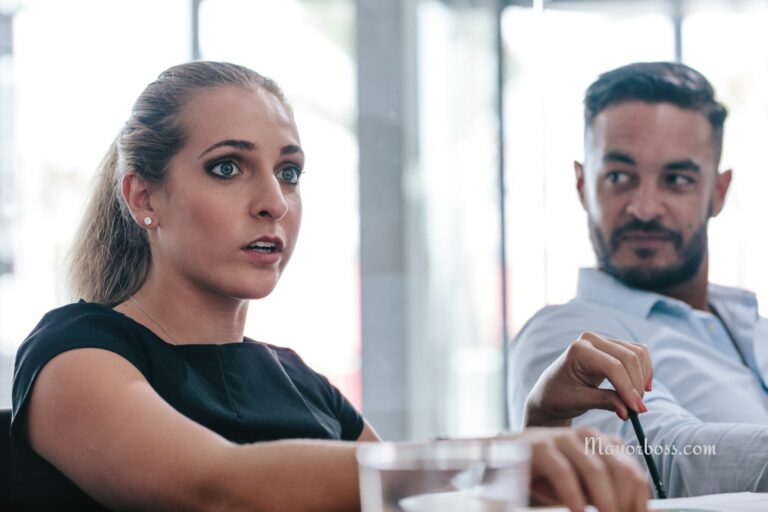 17 Subtle Behaviors Someone Secretly Holds a Grudge Against You