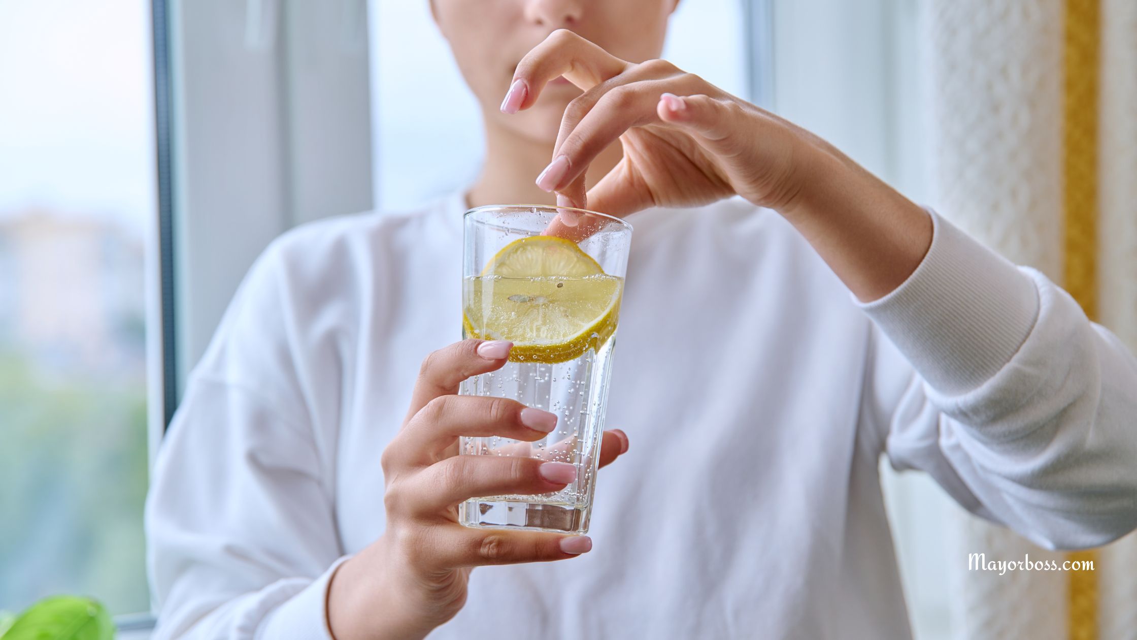 4 Reasons To Drink Lemon Water In The Morning On An Empty Stomach