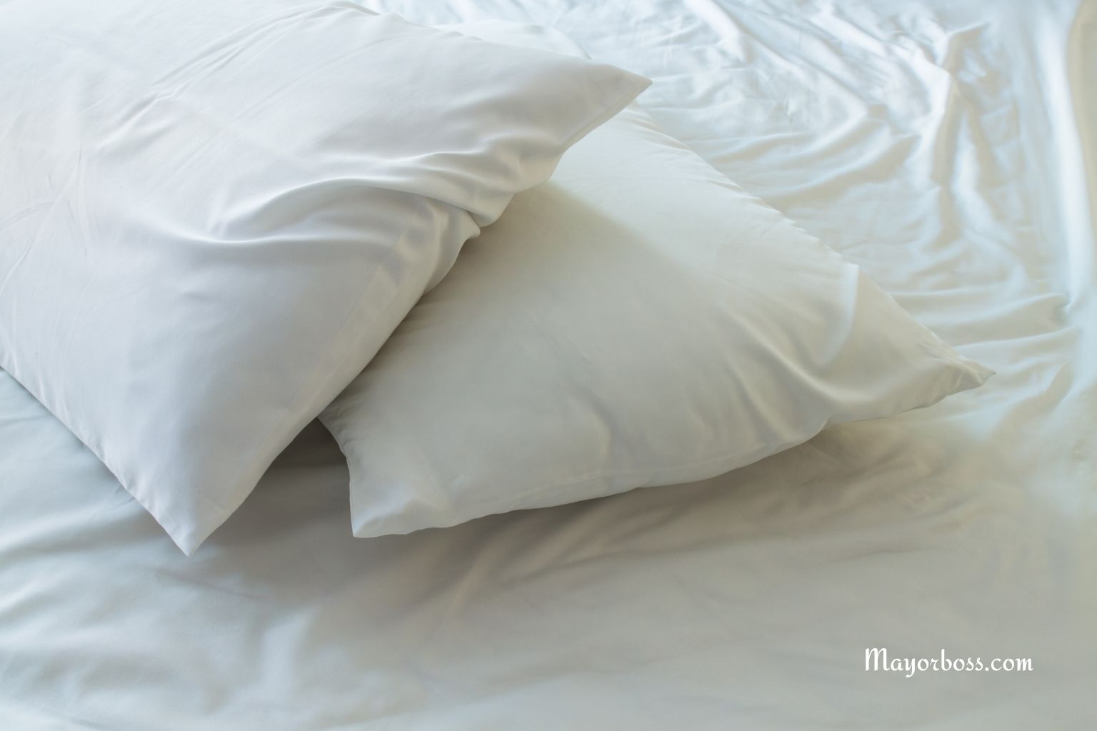 Your Pillows Are Likely Dirtier Than You Think – Here’s How Often to Clean It